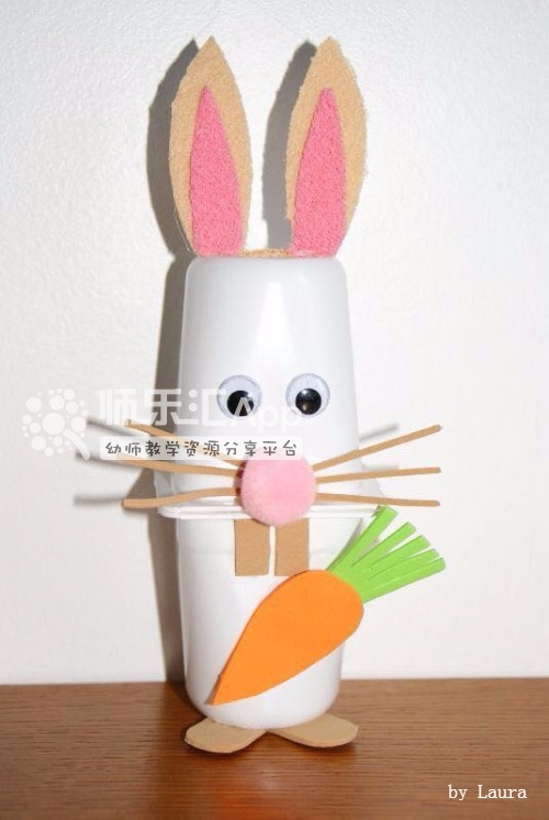 白色的酸奶瓶正好做小兔子