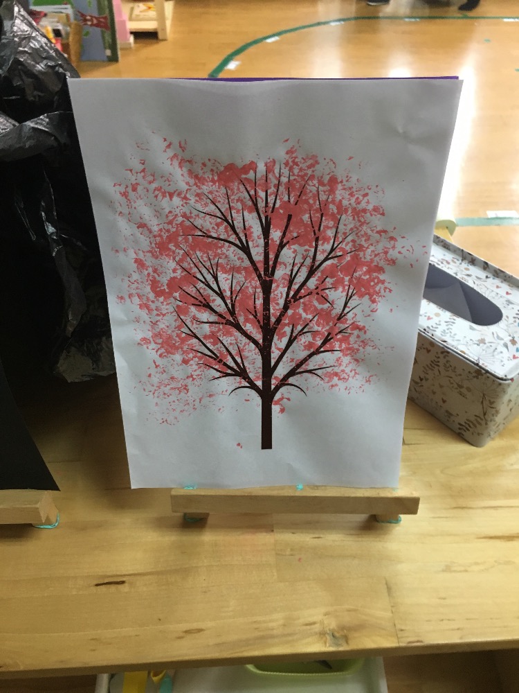 幼儿园水粉水墨画绘画泡沫拓印大树——师乐汇幼儿